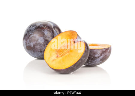 Dimezzato rosso blu prugna e un intero isolato su sfondo bianco due metà Foto Stock