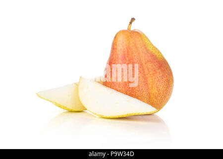 Gruppo di una intera due fette di rosso fresco forelle pear varietà isolato su bianco Foto Stock