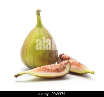 Fichi freschi impostare isolati su sfondo bianco uno viola verde intero e due fette di carne rosa Foto Stock