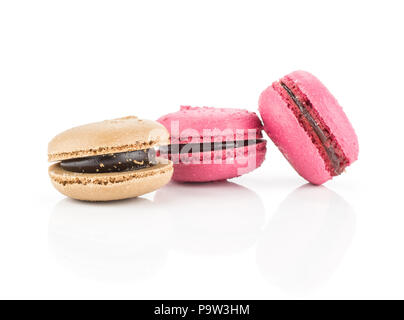 Tre francesi macarons (due cioccolato e una rosa con lampone) isolato su sfondo bianco Foto Stock