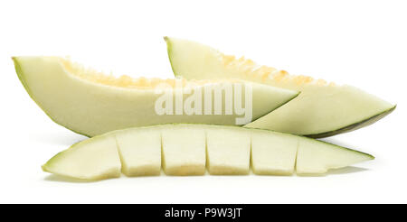 Due melone Piel de Sapo fette una fetta tagliata in pezzi (Babbo Natale Natale varietà) isolato su sfondo bianco senza semi Foto Stock