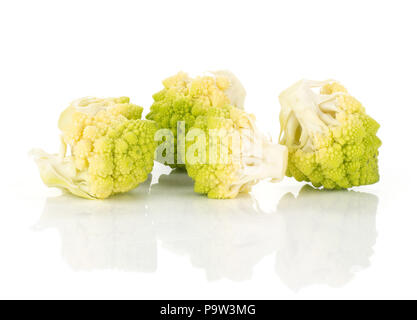 Verde cavolfiore Romanesco cinque pezzi pila isolati su sfondo bianco Foto Stock