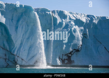 Brasvellbreen, cascate di acqua di disgelo caduta in mare dal ghiaccio Austfonna Cap in Svalbard Foto Stock