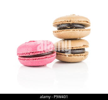 Tre francesi macarons (due cioccolato e una rosa con lampone) isolato su sfondo bianco Foto Stock