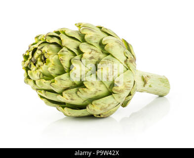 Freschi di carciofi isolati su sfondo bianco uno verde crudo Foto Stock