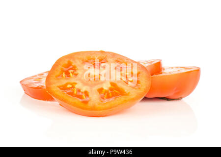 Fette di pomodoro rosso isolato su sfondo bianco fresco tagliato in cerchi Foto Stock