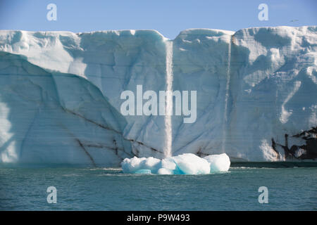 Brasvellbreen, cascate di acqua di disgelo caduta in mare dal ghiaccio Austfonna Cap in Svalbard Foto Stock