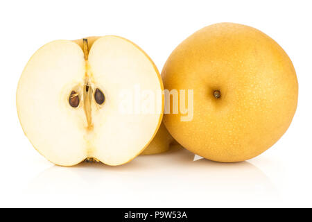 Il cinese golden pere varietà Nashi isolati su sfondo bianco un intero round e uno a fette metà sezione Foto Stock