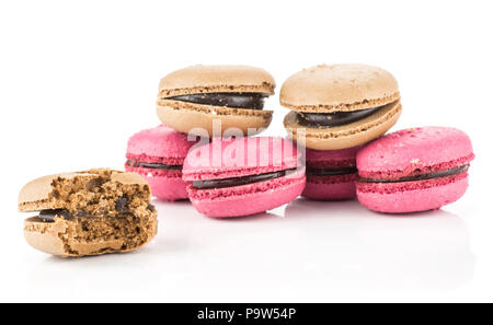French macarons set (quattro rosa con confettura di lamponi e due cioccolato, un morso) isolato su sfondo bianco Foto Stock