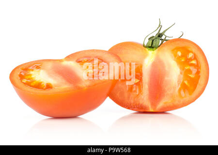 Uno rosso pomodoro tagliato in due metà in sezione isolata su sfondo bianco Foto Stock