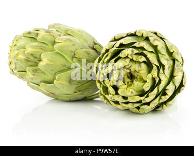 Freschi di carciofi isolati su sfondo bianco due materie green Foto Stock