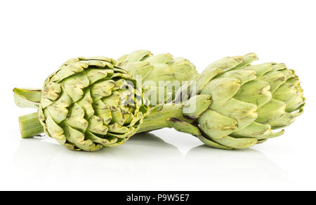 Tre carciofi isolati su sfondo bianco crudo fresco verde Foto Stock