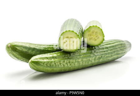 I cetrioli europei (burpless senza semi, hothouse, gourmet, serra, inglese) impostare isolati su sfondo bianco due interi e due Fresh cut metà Foto Stock