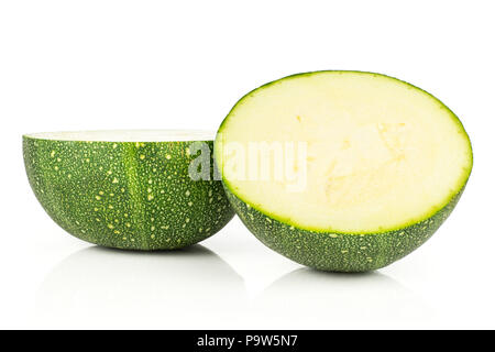 Due round zucchine a metà isolato su sfondo bianco estate fresca squash Foto Stock