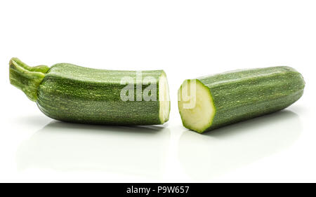 Tagliare le zucchine verde metà isolato su sfondo bianco lungo la zucchina raw Foto Stock