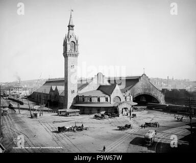 . Inglese: 1875-costruito Union Station a Worcester, Massachusetts, fotografata nel 1906. La stazione è stato abbattuto e sostituito con la moderna stazione 40 anni più tardi. Media: 1, negativo : vetro ; 8 x 10 in. Numero di riproduzione: LC-D4-18898 (b&w vetro neg.) Numero di chiamata: LC-D4-18898 <P&P> [P&P] Repository: la Biblioteca del Congresso di stampe e fotografie Division Washington, D.C. 20540 USA Notes: corrispondente vetro trasparenza (con lo stesso codice di serie) disponibili sul telaio di videodischi 1A-30436. '3118' sul negativo. Detroit Publishing Co. n. 018898. Dono; State Historical Society of Colorado; 1949. circa Foto Stock