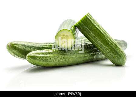 I cetrioli europei (burpless senza semi, hothouse, gourmet, serra o inglese) impostare isolati su sfondo bianco due interi e due Fresh cut metà Foto Stock