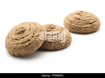 Tre i cookies di avena isolati su sfondo bianco marrone round croccante di cacao Foto Stock