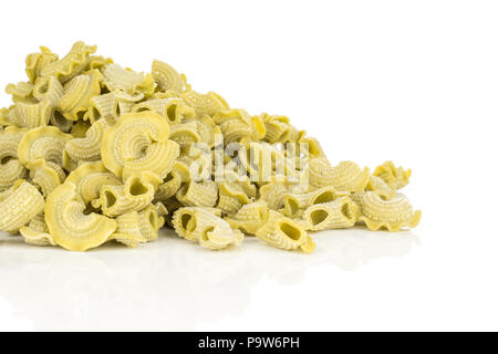 La pasta grezza creste di gallo spinaci heap isolati su sfondo bianco Foto Stock