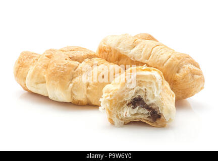 Due croissant o cornetto con uno rotto mezzo riempito con crema di cioccolato isolato su sfondo bianco Foto Stock