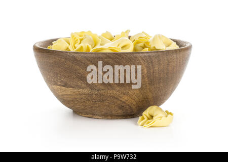 Materie italiano tortellini in una ciotola di legno isolato su sfondo bianco tradizionale Foto Stock