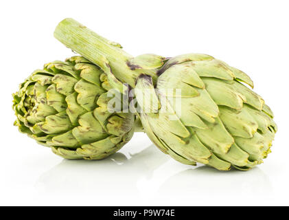 Due carciofi isolati su sfondo bianco crudo fresco verde Foto Stock