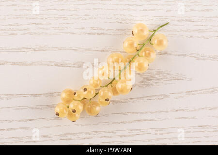 Sacco di intero fresco Ribes bianco berry blanka varietà uno strig flatlay su legno grigio Foto Stock