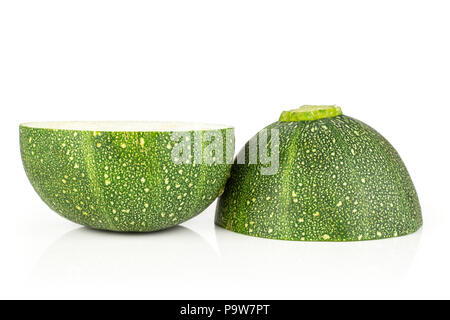 Rotondo a fette di zucchine tagliate due metà isolato su sfondo bianco estate fresca squash Foto Stock