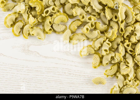 Pasta spinaci creste di gallo flatlay grezzo isolato su grigio Sfondo legno vista superiore Foto Stock