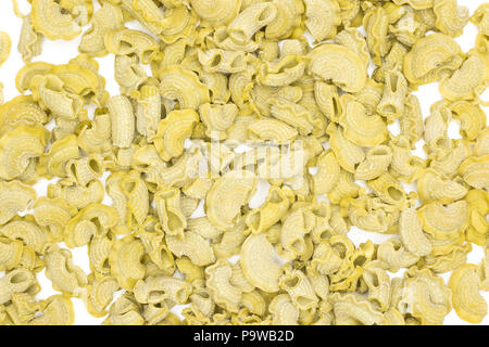 Pasta spinaci creste di gallo materie vista dall'alto isolato su sfondo bianco flatlay Foto Stock