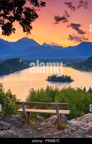 Il lago di Bled prima dell'alba, il Parco Nazionale del Triglav, sulle Alpi Giulie, Slovenia Foto Stock