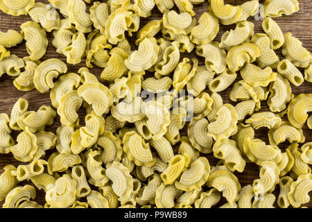 Pasta spinaci creste di gallo materie vista dall'alto isolato su legno marrone flatlay sfondo Foto Stock