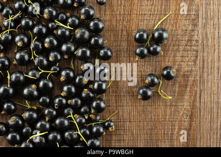 Sacco di intero fresco Ribes berry ben gairn varietà diverse bacche sono separati flatlay su legno marrone Foto Stock