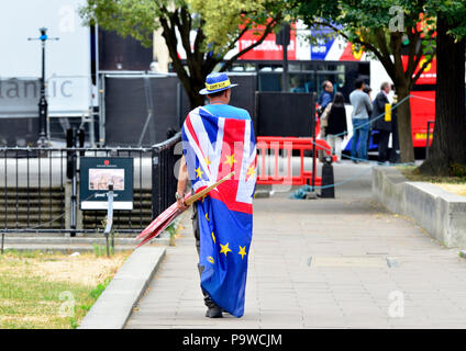 Steve Bray, anti-Brexit protester e fondatore di SODEM (Stand di Defiance Movimento Europeo) sulla sua protesta quotidiana al di fuori della casa del parlamento Foto Stock