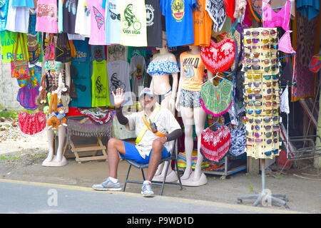 Costa Rican uomo vendita di souvenir e vestiti Foto Stock