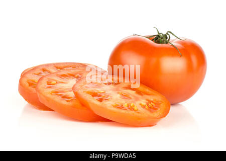 Fette di pomodoro rosso isolato su sfondo bianco un tutt'uno e tre fette di cerchio Foto Stock