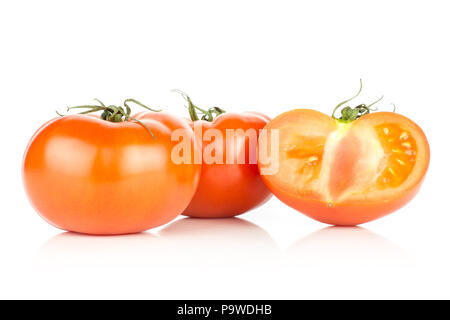 Due rosso pomodoro e una metà a fette isolati su sfondo bianco Foto Stock