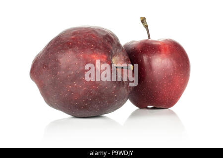 Due mele Red delicious isolati su sfondo bianco Foto Stock