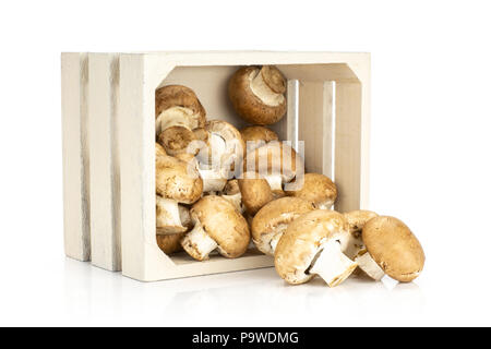 Rosolare gli champignon fuori una scatola di legno isolato su sfondo bianco crudo fresco funghi Foto Stock