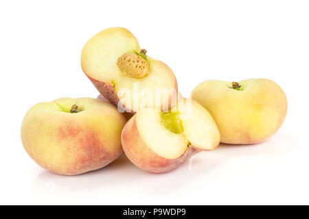 Fresche e mature pesche Saturno e due fette di metà isolato su sfondo bianco Foto Stock