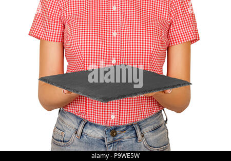 Donna vestita in camicia tenendo un quadrato piatto di ardesia o un consiglio di amministrazione di fronte a lei. in prospettiva il modello per il tuo design. isolato su bianco backgro Foto Stock