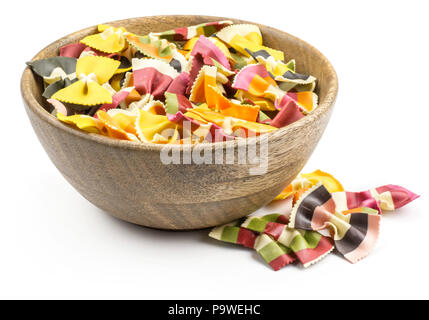 Farfalle di pasta con le verdure in una ciotola di legno isolato su sfondo bianco materie classico italiano tradizionale Foto Stock