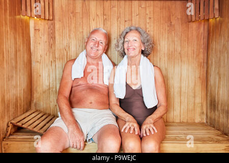 Felice coppia senior si rilassa nella sauna al wellness hotel Foto Stock