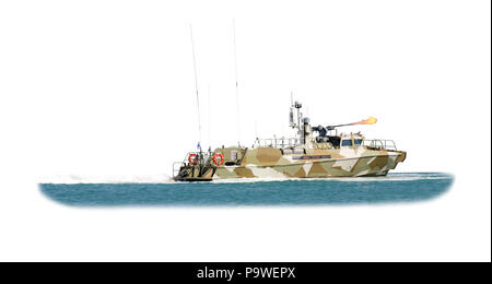 Militare andando in barca sulle onde del mare germogli di pistole isolati su sfondo bianco Foto Stock