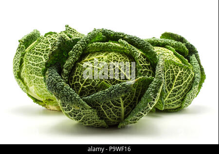 Tre savoy cavoli cappucci isolati su sfondo bianco fresco verde capi Foto Stock