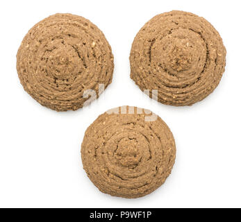 Tre i cookies di avena marrone croccante rotondo isolato su sfondo bianco vista superiore Foto Stock