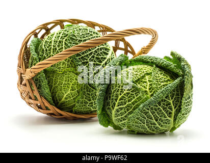 Savoy cavoli in un cesto di vimini isolati su sfondo bianco fresco due teste di verde Foto Stock