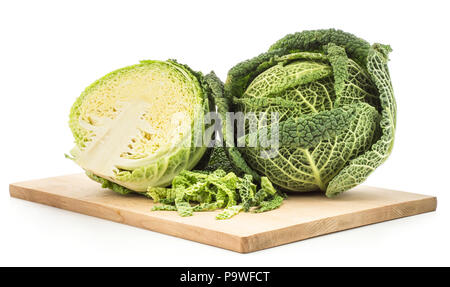 Cavolo verza su un tagliere isolati su sfondo bianco un fresco verde testa una sezione semi e foglie tritate Foto Stock
