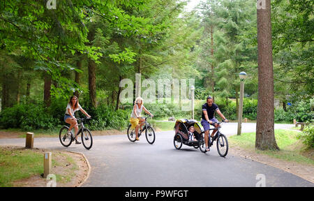 Center Parcs La Foresta di Longleat Wiltshire - Escursioni in bicicletta Vacanza famiglia Divertimento Foto Stock