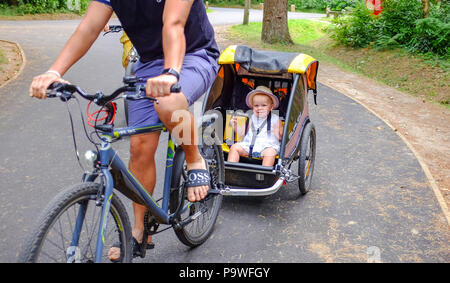 Center Parcs La Foresta di Longleat - Escursioni in bicicletta e per il divertimento di tutta la famiglia Foto Stock